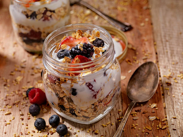 joghurt-parfait mit frischem obst - jar oatmeal granola glass stock-fotos und bilder