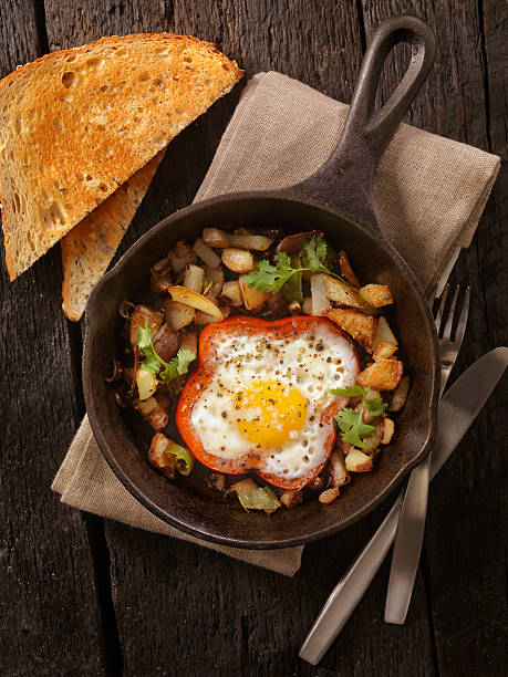 huevos fritos en pimientos con hash browns - sunnyside fotografías e imágenes de stock