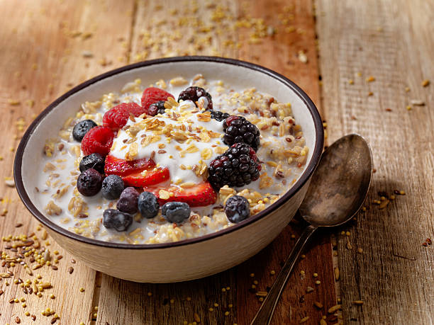 hot 7 grain breakfast müsli mit joghurt und frischem obst - oatmeal stock-fotos und bilder
