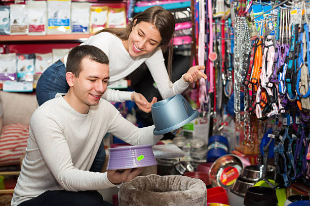 istock Couple choosing bowl in pet store 613122858