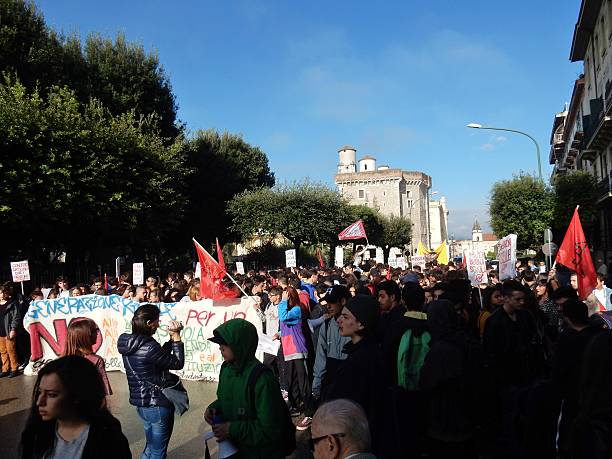 benevento - motorcade auf dem platz - scritte stock-fotos und bilder