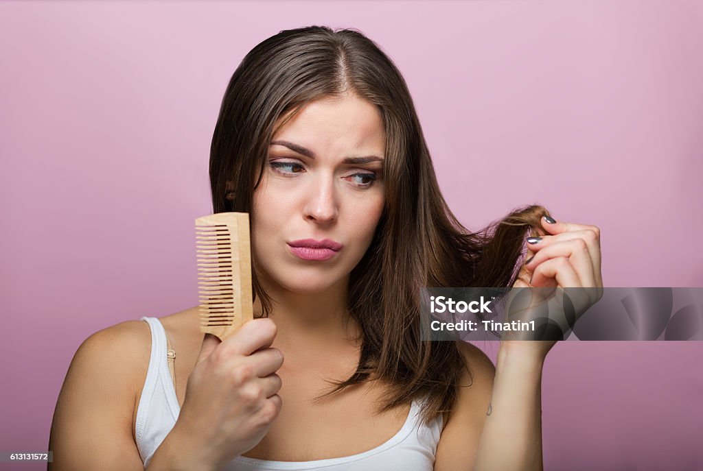 Mujer cepillar el cabello - Foto de stock de Mujeres libre de derechos