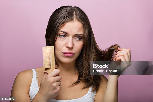 女性彼女の髪のブラッシング - 女性のストックフォトや画像を多数ご用意 - 女性, 悲しみ, 乾燥