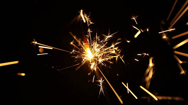 étincelle comme les feux d'artifice dans la nuit - disply photos et images de collection