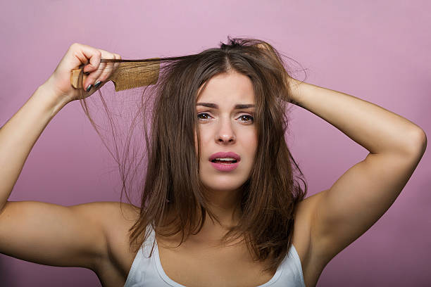 mujer cepillar el cabello - despeinado fotografías e imágenes de stock