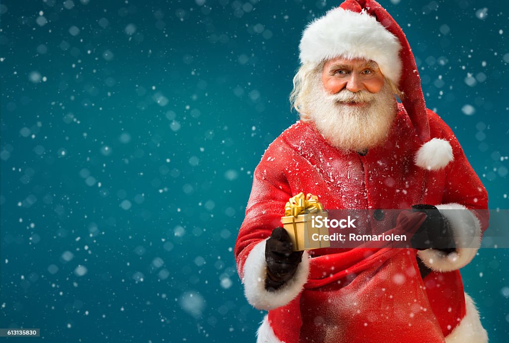 Feliz Papá Noel con regalo - Foto de stock de Papá Noel libre de derechos