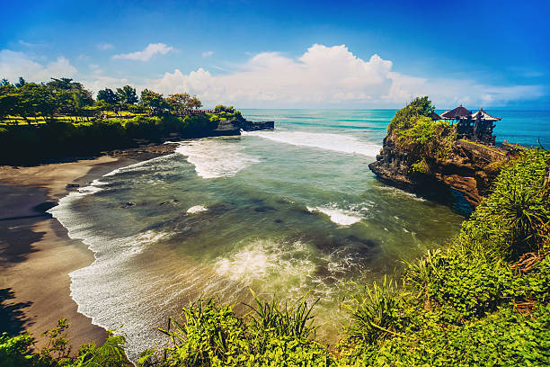 szeroki widok agnle na świątynię tanah lot, bali island, indonezja - travel destinations bali tanah lot temple zdjęcia i obrazy z banku zdjęć