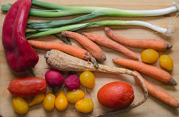 rotten vegetables on a wooden background. top view - obsolete imagens e fotografias de stock