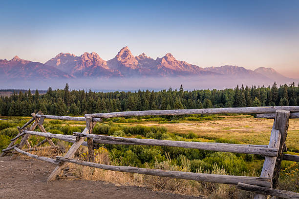 montanhas de grand teton - teton range grand teton national park mountain rural scene imagens e fotografias de stock