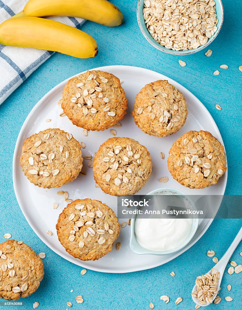 Saudável vegan de aveia muffins, maçã e bolo de banana - Foto de stock de Muffin royalty-free