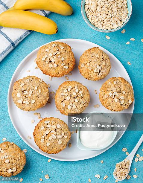 Foto de Saudável Vegan De Aveia Muffins Maçã E Bolo De Banana e mais fotos de stock de Muffin