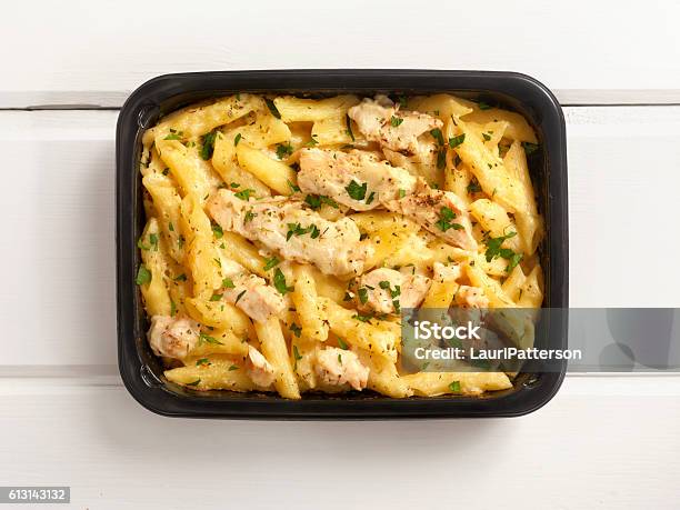 Cena De Microondas Pollo Y Penne Alfredo Foto de stock y más banco de imágenes de Pasta - Pasta, Cena congelada, Alimento