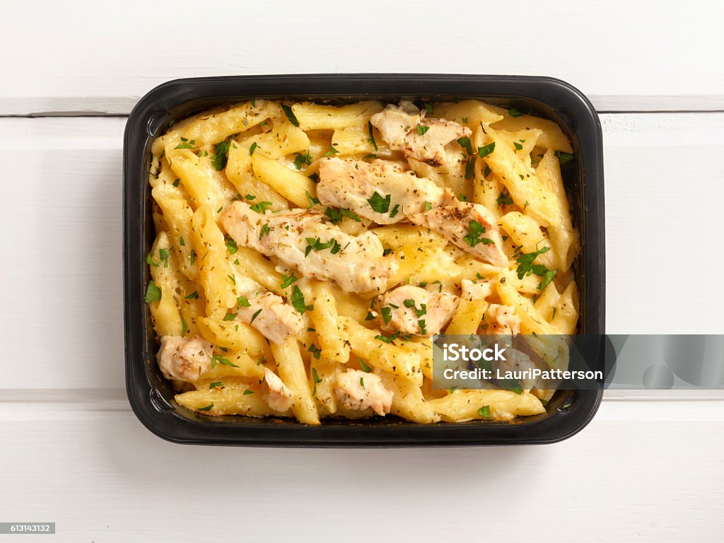 Jantar de Micro-ondas - Frango e Penne Alfredo - Foto de stock de Massa royalty-free