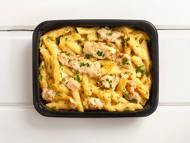 microwave dinner -chicken and penne alfredo - plastic tray imagens e fotografias de stock