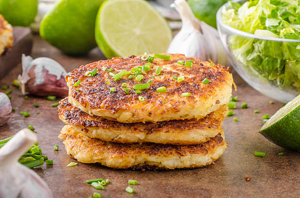 potato pancakes with garlic - latke imagens e fotografias de stock