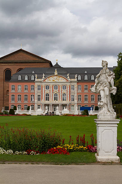 vista do palácio eleitoral de trier. - electoral palace - fotografias e filmes do acervo