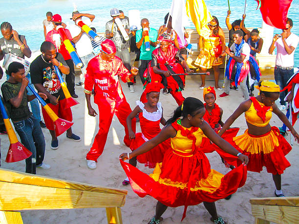 boca chica, république dominicaine - 12 février 2013: résidents - ethnic editorial make up colors photos et images de collection