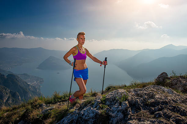 trailrunning in den bergen mädchen athlet - power walken stock-fotos und bilder
