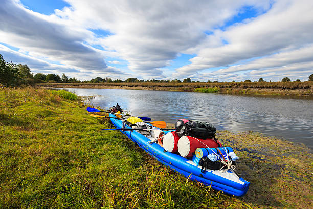 каяк на побережье - kayaking kayak river lake стоковые фото и изображения