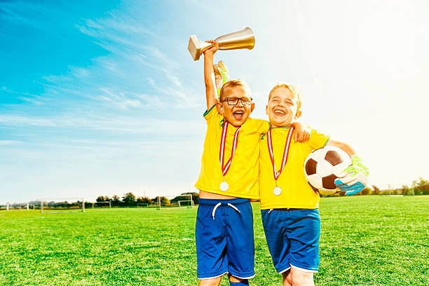 i ragazzi del calcio festeggiano la vittoria con medaglie e calcio - medal soccer success winning foto e immagini stock