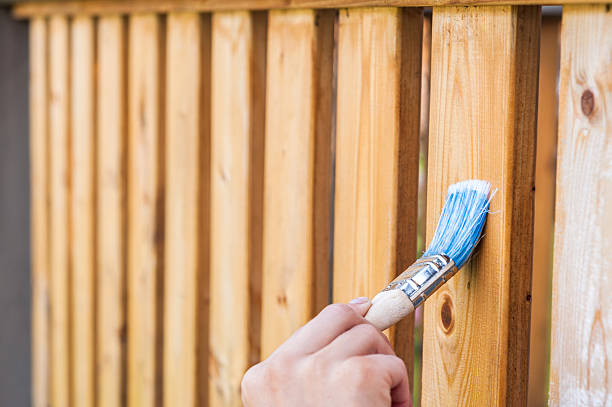 pintura de barandillas de terraza - barnizado de madera fotografías e imágenes de stock