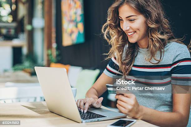 Junge Frau Beim Onlineshopping Stockfoto und mehr Bilder von Internet - Internet, Bankkarte, Onlineshopping