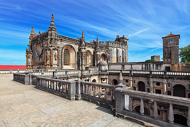 convento de cristo, tomar, portugal - gothic style castle church arch fotografías e imágenes de stock