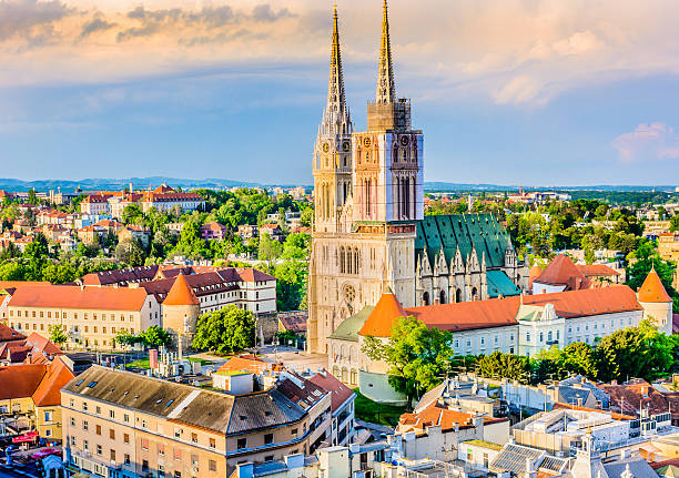 ザグレブ大聖堂の空中写真。 - travel monument church roof ストックフォトと画像