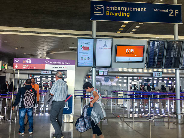 osoby podróżujące przez lotnisko charle de gaulle, paryż - airport france mobilestock roissy zdjęcia i obrazy z banku zdjęć