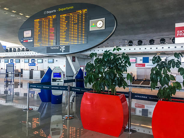 tablica odlotów na lotnisku roissy charle de gaulle, paryż - airport france mobilestock roissy zdjęcia i obrazy z banku zdjęć