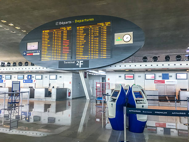 tablica odlotów na lotnisku roissy charle de gaulle, paryż - airport france mobilestock roissy zdjęcia i obrazy z banku zdjęć