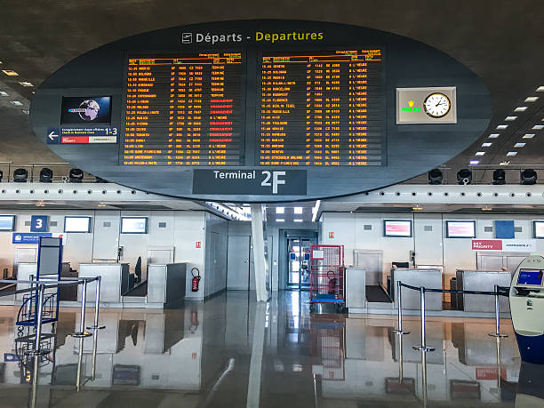 tablica odlotów na lotnisku roissy charle de gaulle, paryż - airport france mobilestock roissy zdjęcia i obrazy z banku zdjęć