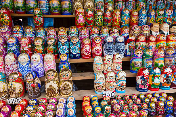 vasta selezione di souvenir russi matryoshkas a mosca. - russian nesting doll babushka matroshka art foto e immagini stock