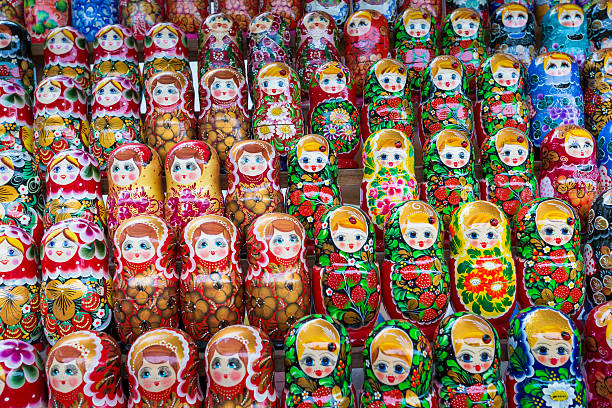 モスクワのマトリカルスカロシアのお土産の非常に大規模な選択。 - russian nesting doll babushka doll matroshka ストックフォトと画像