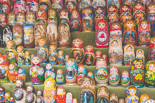 vasta selezione di souvenir russi matryoshkas a mosca. - russian nesting doll babushka matroshka art foto e immagini stock