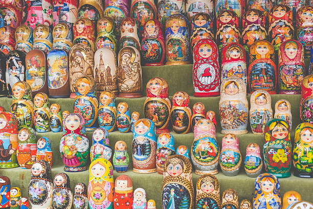 モスクワのマトリカルスカロシアのお土産の非常に大規模な選択。 - russian nesting doll babushka doll matroshka ストッ��クフォトと画像