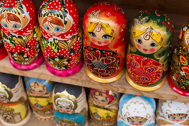 vasta selezione di souvenir russi matryoshkas a mosca. - russian nesting doll babushka matroshka art foto e immagini stock