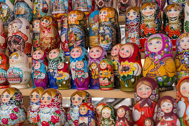 vasta selezione di souvenir russi matryoshkas a mosca. - russian nesting doll babushka matroshka art foto e immagini stock