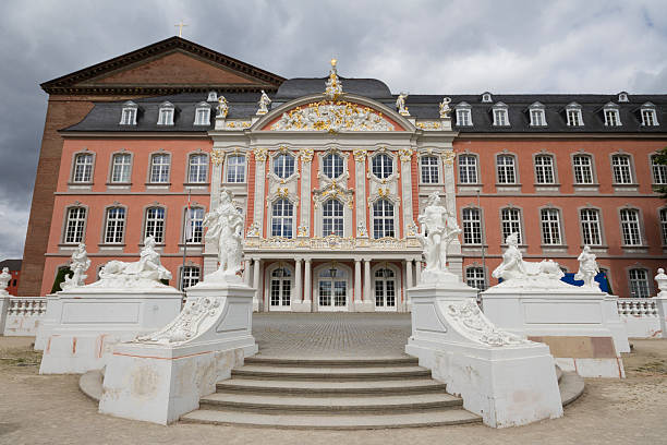 veduta del palazzo elettorale di treviri, germania. - electoral palace foto e immagini stock