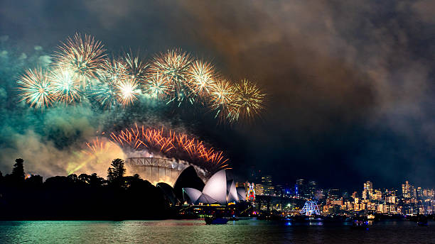 nye na sydney opera house com harbor bridge em segundo plano - sydney australia sydney opera house australia sydney harbor - fotografias e filmes do acervo