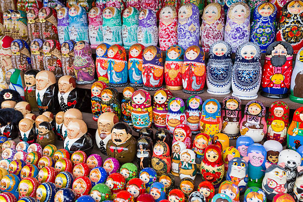 vasta selezione di souvenir russi matryoshkas a mosca. - russian nesting doll babushka matroshka art foto e immagini stock