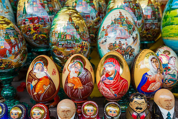 モスクワのマトリカルスカロシアのお土産の非常に大規模な選択。 - russian nesting doll babushka doll matroshka ストックフォトと画像