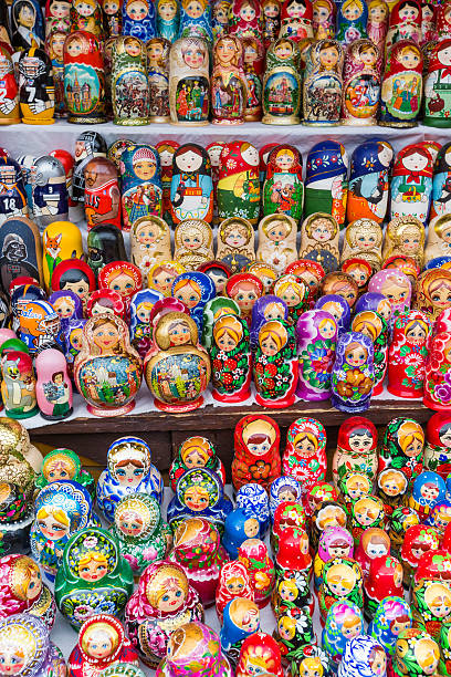 モスクワのマトリカルスカロシアのお土産の非常に大規模な選択。 - russian nesting doll babushka doll matroshka ストックフォトと画像