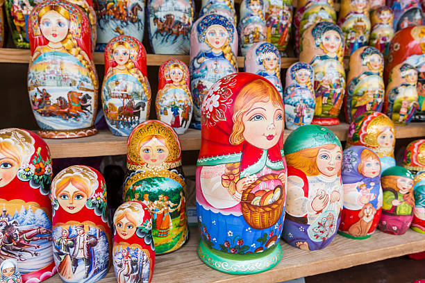 モスクワのマトリカルスカロシアのお土産の非常に大規模な選択。 - russian nesting doll babushka doll matroshka ストックフォトと画像