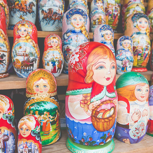 モスクワのマトリカルスカロシアのお土産の非常に大規模な選択。 - russian nesting doll babushka doll matroshka ストックフォトと画像