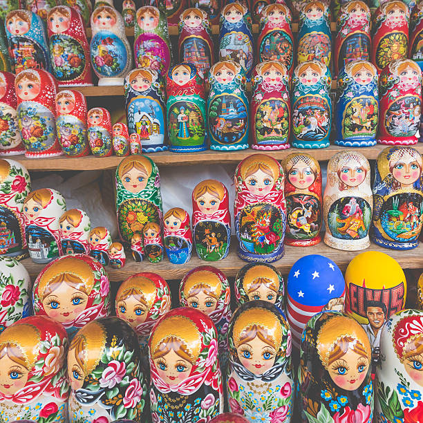 vasta selezione di souvenir russi matryoshkas a mosca. - russian nesting doll babushka matroshka art foto e immagini stock