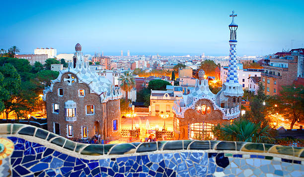 park güell in barcelona - parc guell stock-fotos und bilder