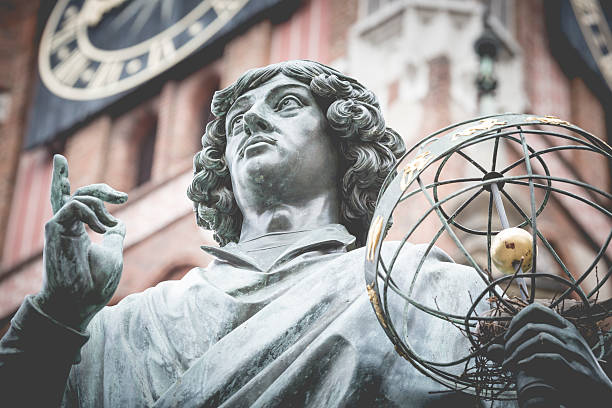 monumento di grande astronomo nicola copernico, torun, polonia - nicolaus foto e immagini stock