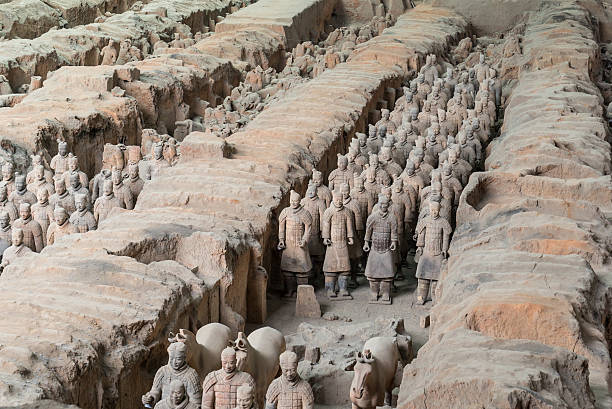guerriers en terre cuite xian china - terracotta soldiers xian terracotta tomb photos et images de collection