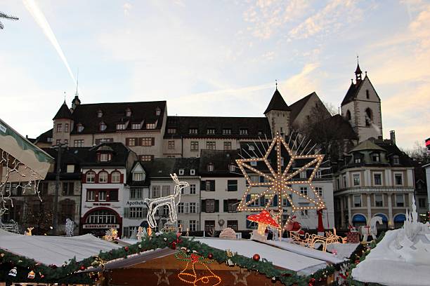 schweiz - basel, weihnachtsmarkt und gebäude - weihnachtsmarkt basel stock-fotos und bilder